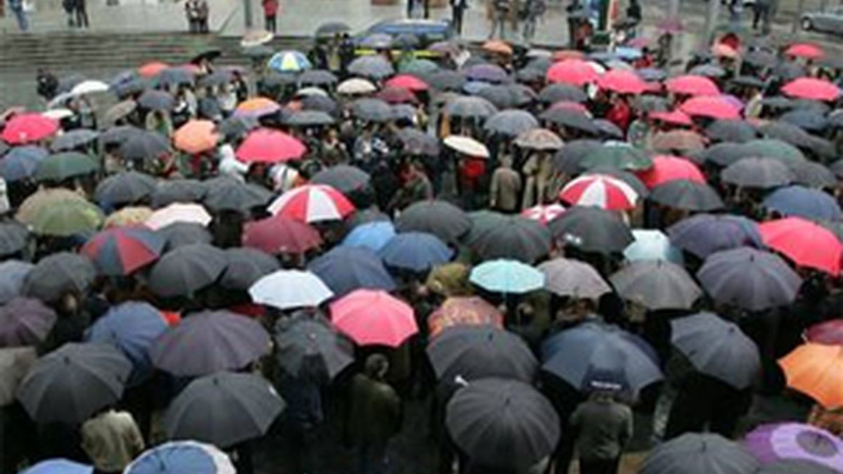 Cientos de personas se han concentrado en Bilbao para condenar el atentado contra la rotativa de El Correo. FOTO: EFE