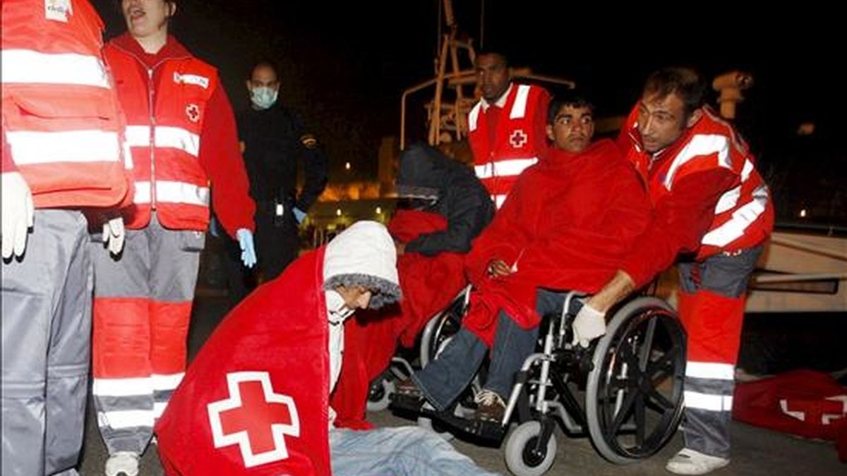Efectivos de Cruz Roja socorren a varios inmigrantes que viajaban en una patera que Salvamento Marítimo rescató ayer cerca de la costa de Almería. EFE