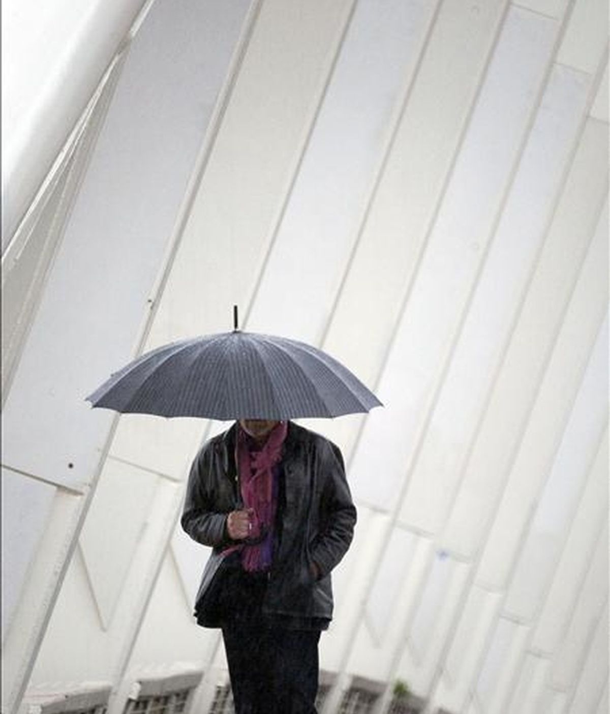 Un hombre se protege con un paraguas de la lluvia. EFE/Archivo