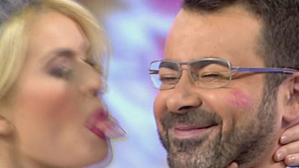 Adriana Abenia besa a Jorge Javier