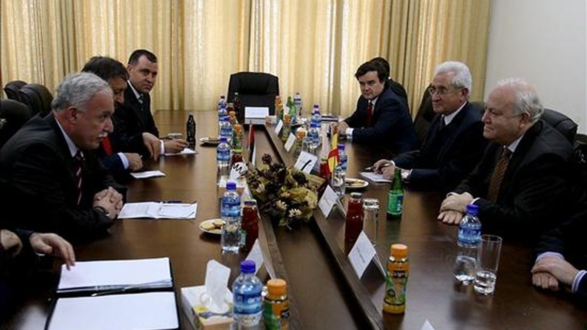 El ministro de Asuntos Exteriores, Miguel Ángel Moratinos (dcha.), conversa con su homólogo palestino Riad Al Malki en la ciudad cisjordana de Ramala. EFE