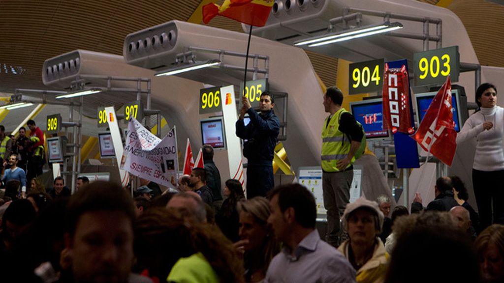 La primera jornada de huelga de Iberia en el aeropuerto de Barajas