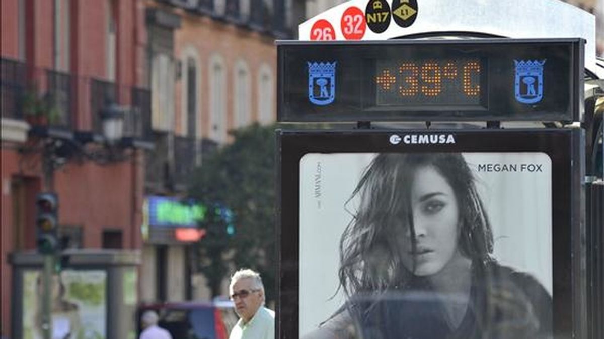 Un termómetro de una parada de autobús marca los 39 grados. EFE/Archivo Un termómetro de una parada de autobús marca los 39 grados. EFE/Archivo