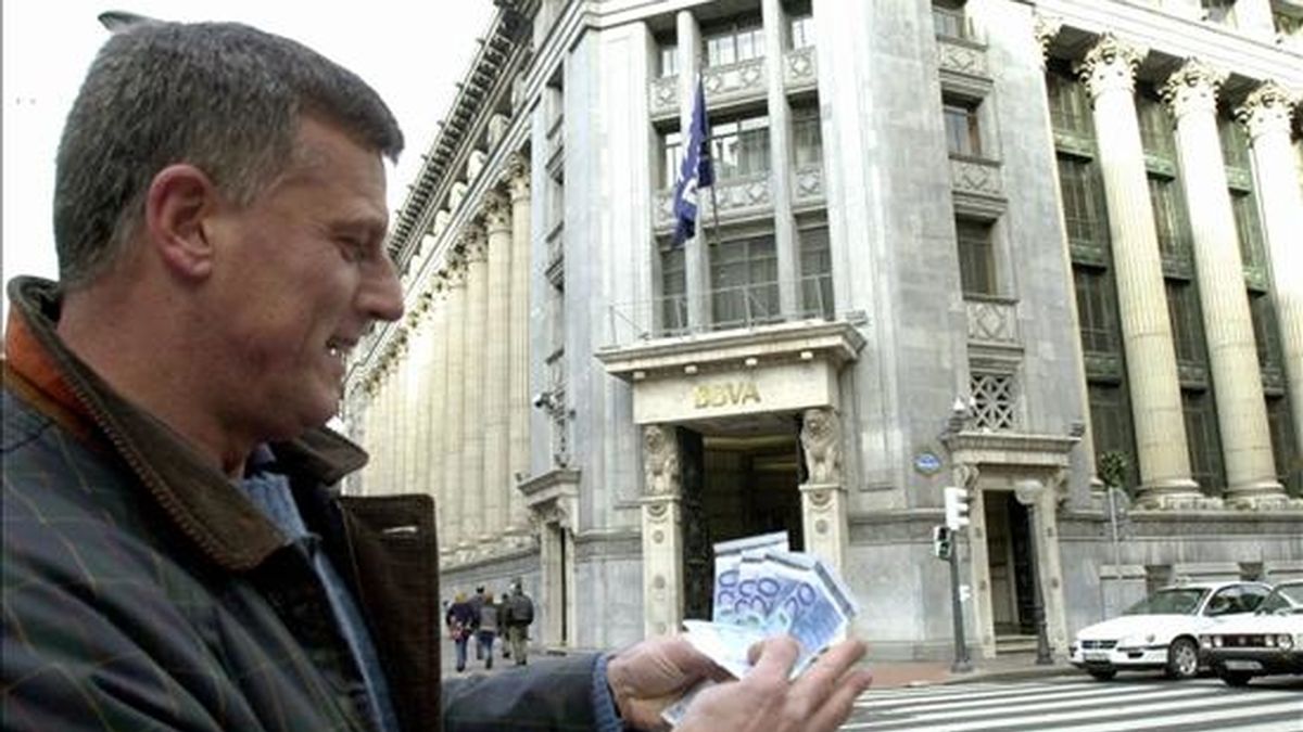 En la imagen, un bilbaino muestra billetes de euro retirados de un cajero automático en el centro de la capital vizcaína. EFE/Archivo
