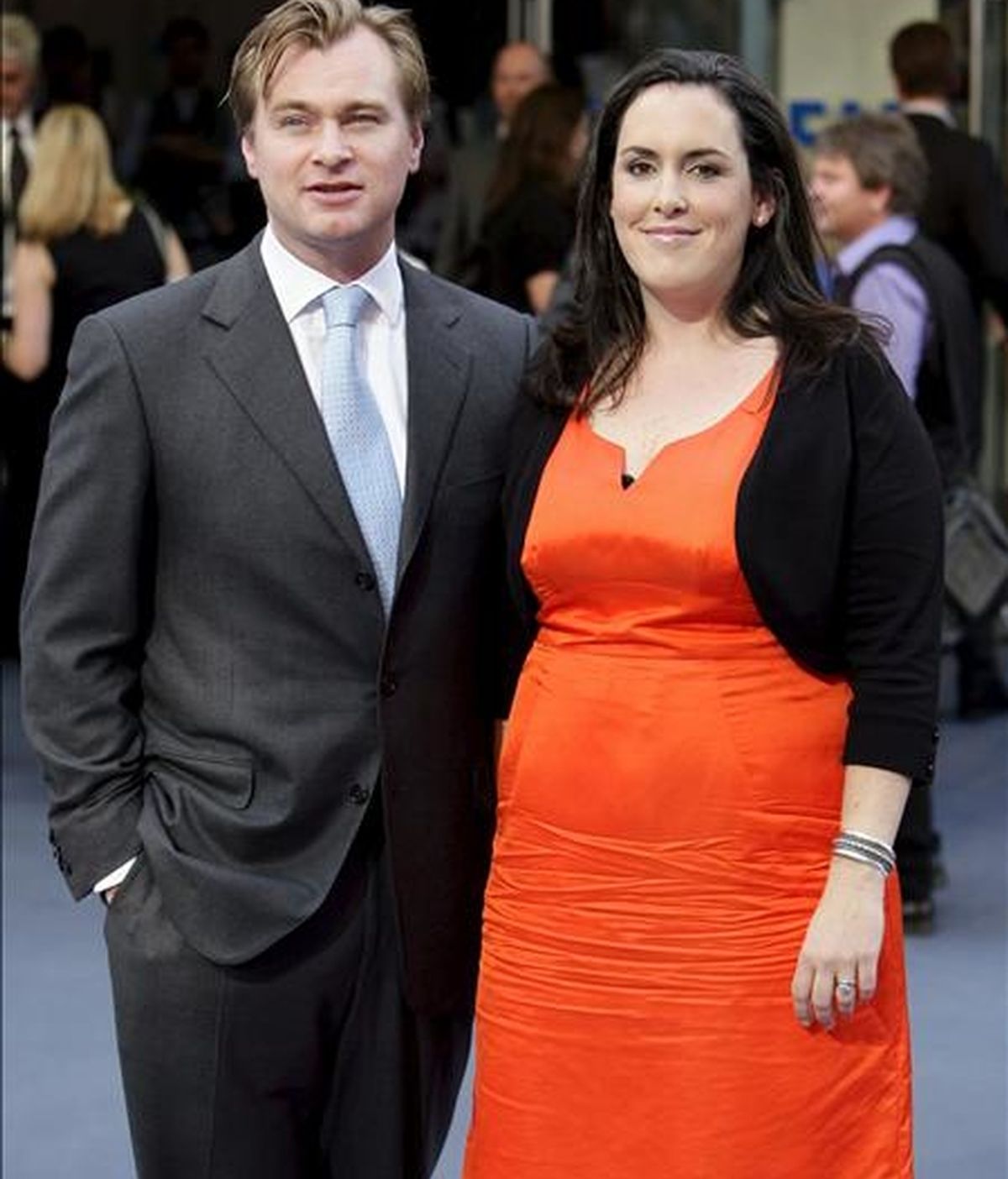 El director estadounidense de origen británico Christopher Nolan y su esposa y productora Emma Thomas posan a su llegada al estreno de la película "Inception", en Londres. EFE/Archivo