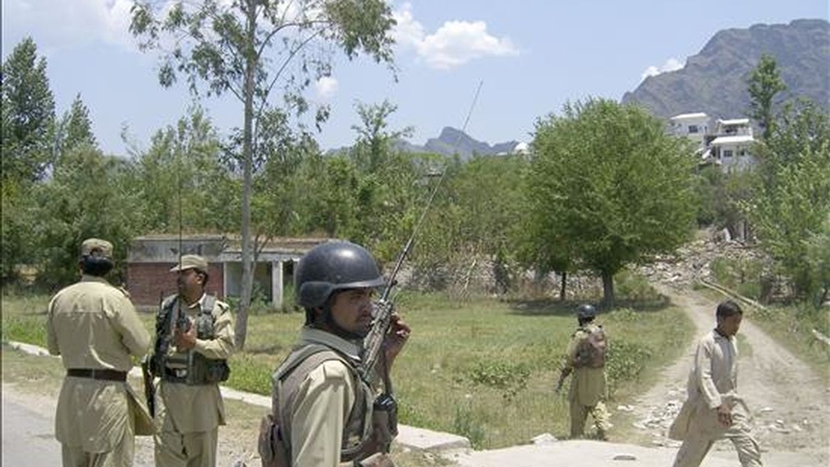 Soldados paquistaníes patrullan en las inmediaciones de la población de Sultanwas, que ha quedado casi completamente destruida por los combates entre los talibanes y el Ejército. EFE/Archivo