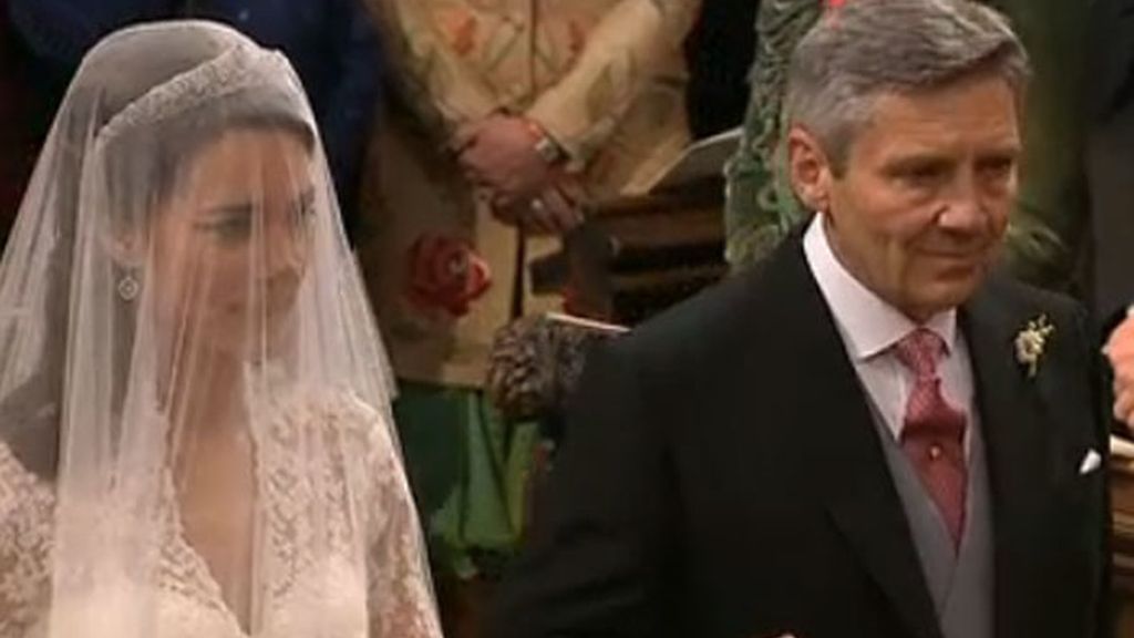 Kate y su padre, por el pasillo de la abadía