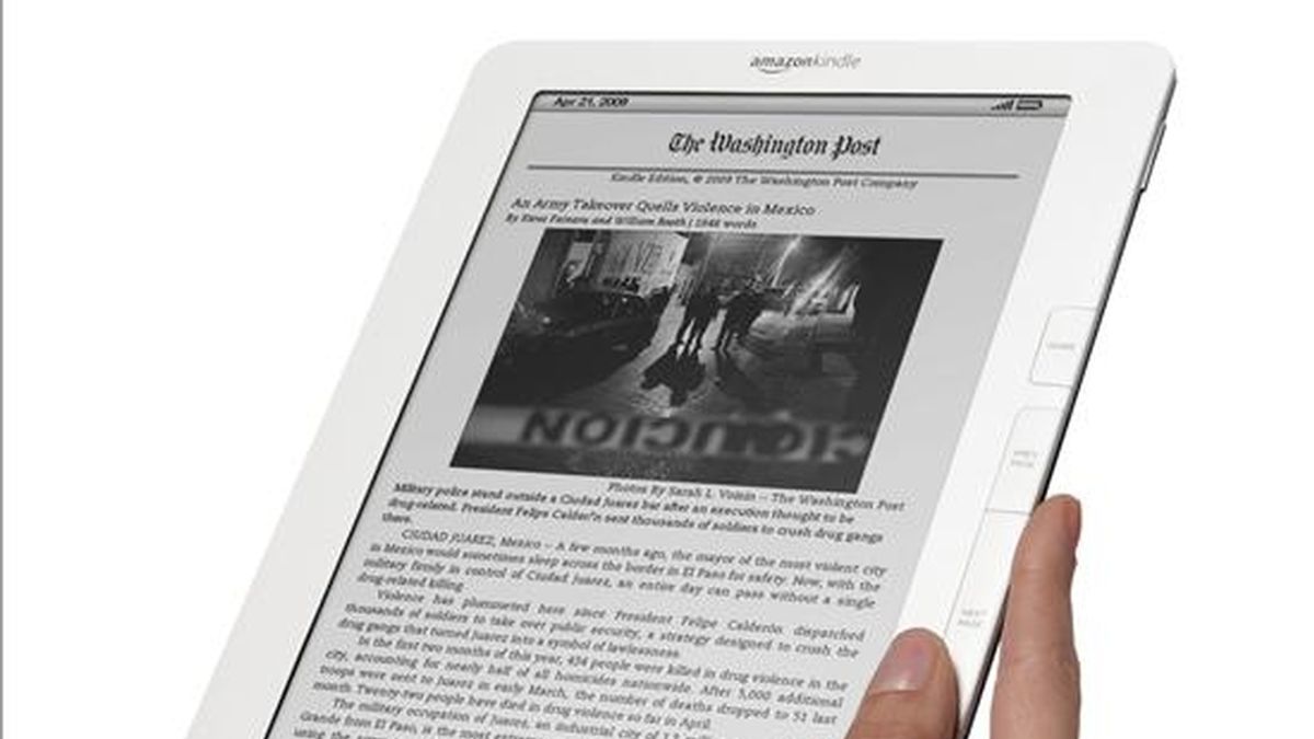 Amazon.com aseguró que empezará a distribuir antes de lo previsto el nuevo Kindle DX, que permite almacenar hasta 3.500 libros, a los clientes que lo hayan reservado. EFE/Archivo