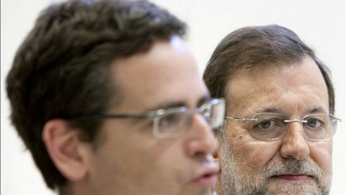 El líder del PP, Mariano Rajoy (d), escucha al presidente de los populares en el País Vasco, Antonio Basagoiti, tras la reunión que ha mantenido con el grupo parlamentario de su partido en el Parlamento autónomo, que se constituye mañana. EFE