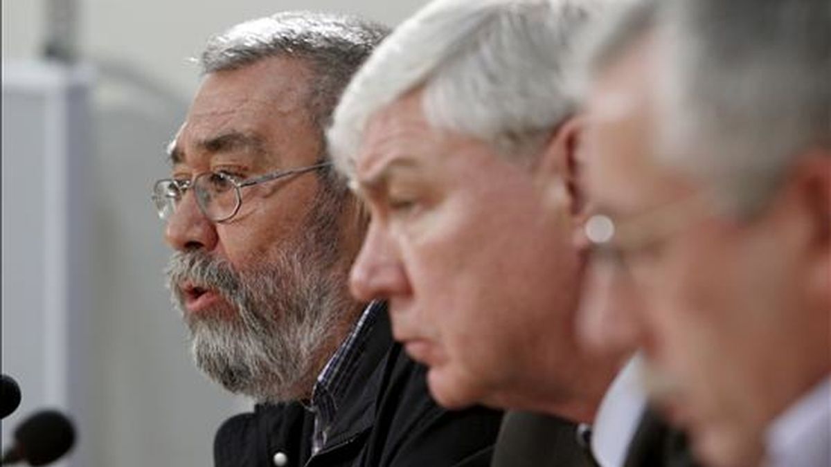 Los secretarios generales de CCOO y de UGT, Ignacio Fernández Toxo (d) y Cándido Méndez (i), respectivamente, junto al presidnte de la Confederación de Sindicatos Alemanes (DGB), Michael Sommer (c), durante la rueda de prensa en la que han calificado hoy de "éxito" de participación y "de democracia" el seguimiento de la huelga general convocada hoy contra la reforma laboral. EFE Los secretarios generales de CCOO y de UGT, Ignacio Fernández Toxo (d) y Cándido Méndez (i), respectivamente, junto al presidnte de la Confederación de Sindicatos Alemanes (DGB), Michael Sommer (c), durante la rueda de prensa en la que han calificado hoy de "éxito" de participación y "de democracia" el seguimiento de la huelga general convocada hoy contra la reforma laboral. EFE