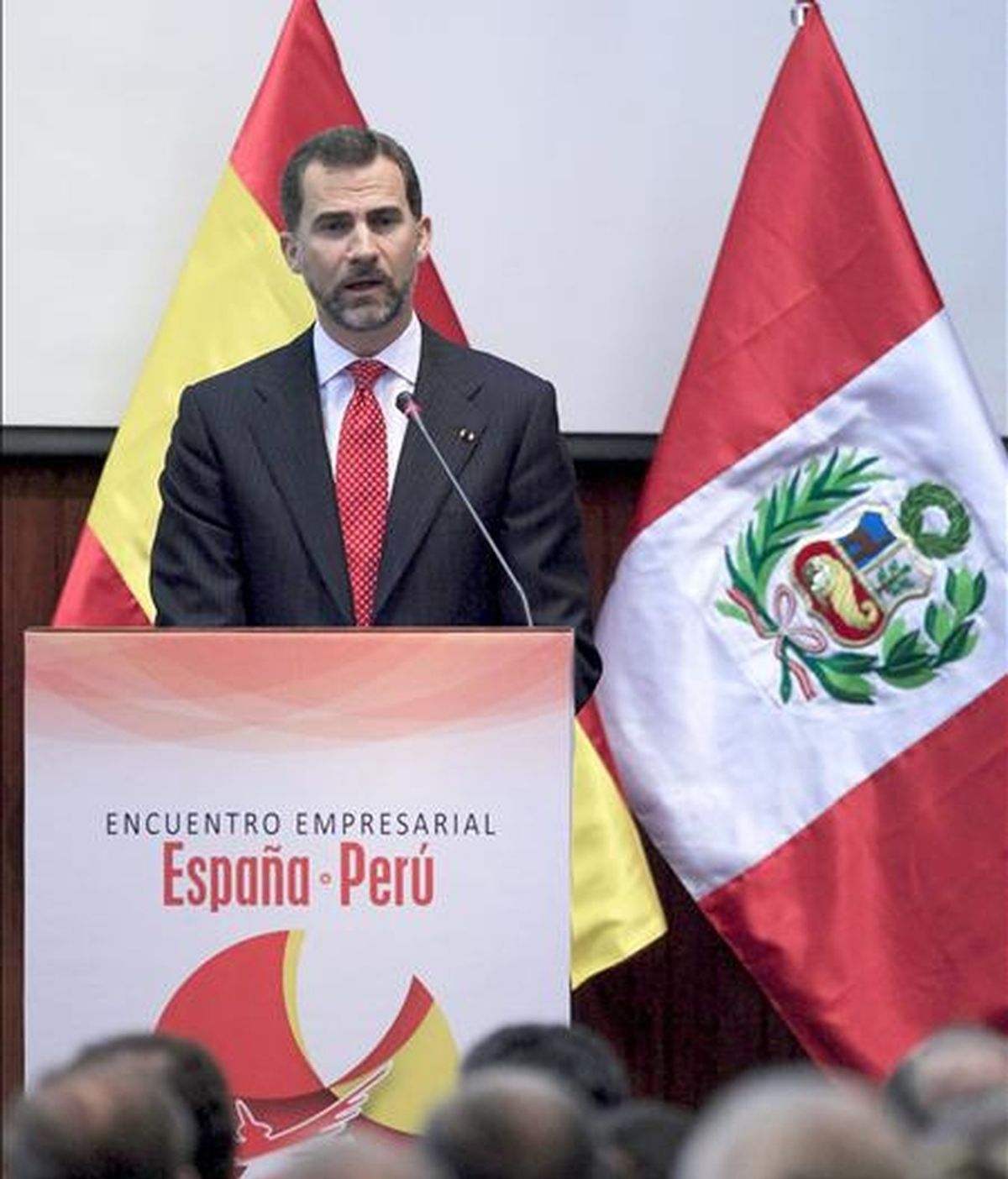 El Príncipe de Asturias, don Felipe de Borbón, durante la clausura del encuentro empresarial entre España y Perú celebrado en Lima, en el que participaron 190 empresas, 40 de ellas desplazadas expresamente desde España para esta reunión. EFE