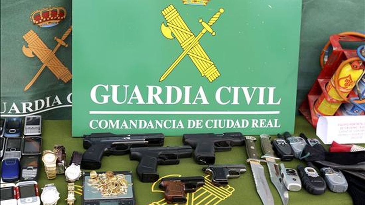 La Guardia Civil ha detenido a 46 personas y ha desmantelado tres bandas que actuaban de forma coordinada en Ciudad Real, Córdoba y Madrid, dedicadas a los robos con fuerza en polígonos industriales, casas de campo, bares, tendidos eléctricos de las líneas del AVE y obras en construcción. En la imagen, parte del material recuperado. EFE