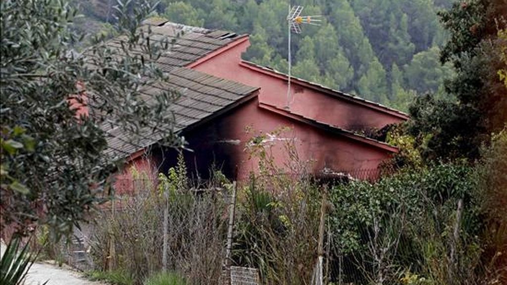 Vivienda de Els Hostalets de Pierola en la que un menor de 11 años ha muerto y tres personas más de la misma familia han resultado intoxicadas en un incendio ocurrido esta madrugada. EFE Vivienda de Els Hostalets de Pierola en la que un menor de 11 años ha muerto y tres personas más de la misma familia han resultado intoxicadas en un incendio ocurrido esta madrugada. EFE