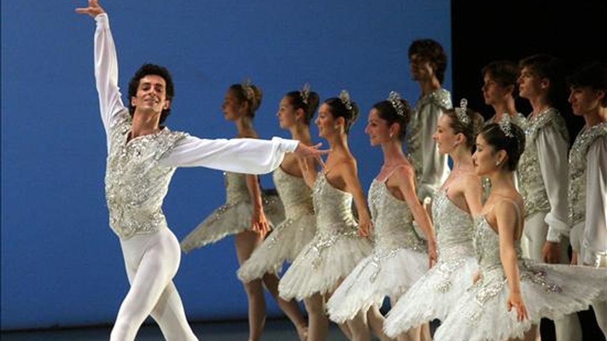 El bailarín José Martínez durante una representación junto con sus compañeros del Ballet de la Opera de París en el Teatro Real de Madrid. EFE/Archivo