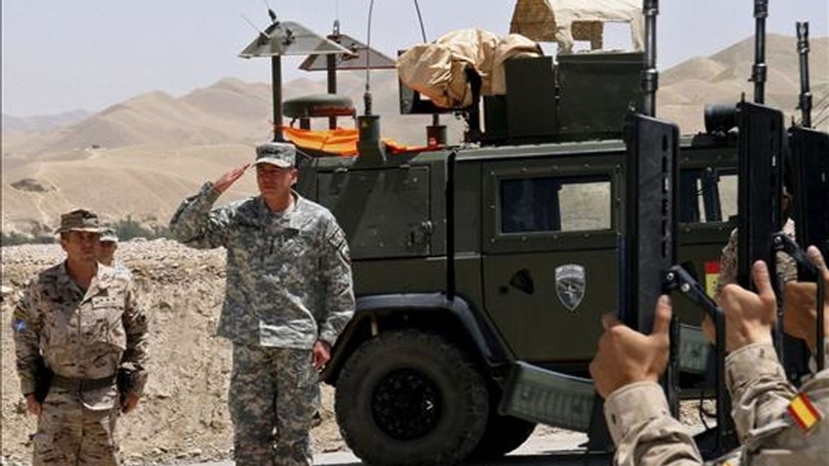 El jefe de la Fuerza Internacional de Asistencia a la Seguridad en Afganistán (ISAF), David Petraeus (c),  pasando revista a las tropas ante el coronel Luis Martínez Trascasa (i), jefe de la Fuerza Española en la provincia de Badghis, durante una el pasado lunes a la Base de Apoyo Principal española en Qala-i-Naw. EFE