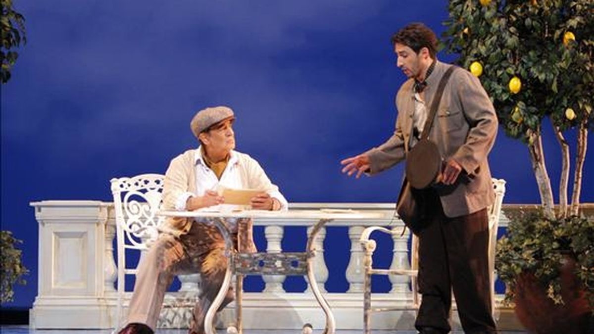 Fotografía cedida el miércoles 22 de septiembre de 2010, que muestra al tenor español Plácido Domingo (i) y al tenor Charles Castronovo (d) interpretando al poeta chileno Pablo Neruda y al cartero Mario Ruoppolo, respectivamente, en uno de los ensayos de la ópera "Il Postino" que se estrenó el jueves en Los Ángeles (EEUU). EFE/Opera de Los Ángeles Fotografía cedida el miércoles 22 de septiembre de 2010, que muestra al tenor español Plácido Domingo (i) y al tenor Charles Castronovo (d) interpretando al poeta chileno Pablo Neruda y al cartero Mario Ruoppolo, respectivamente, en uno de los ensayos de la ópera "Il Postino" que se estrenó el jueves en Los Ángeles (EEUU). EFE/Opera de Los Ángeles