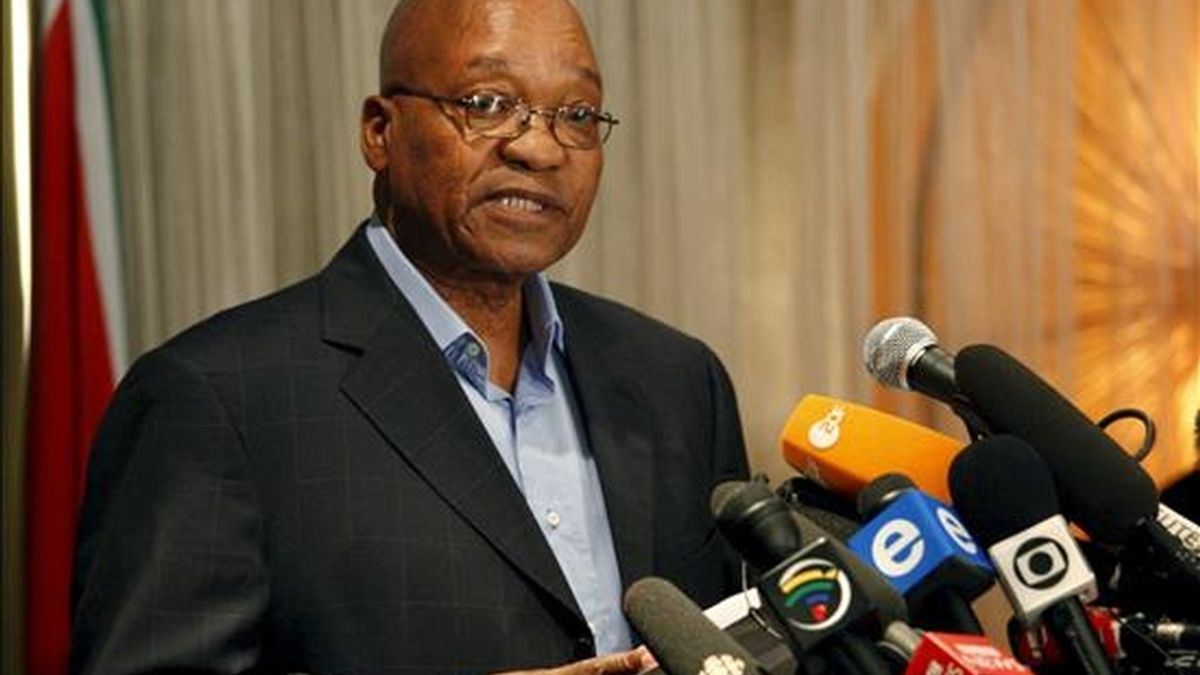 El presidente del partido ANC y candidato a la relección, Jacob Zuma, habla durante la última rueda de prensa antes de votar mañana, en Johannesburgo (Sudáfrica), el 21 de abril de 2009. EFE