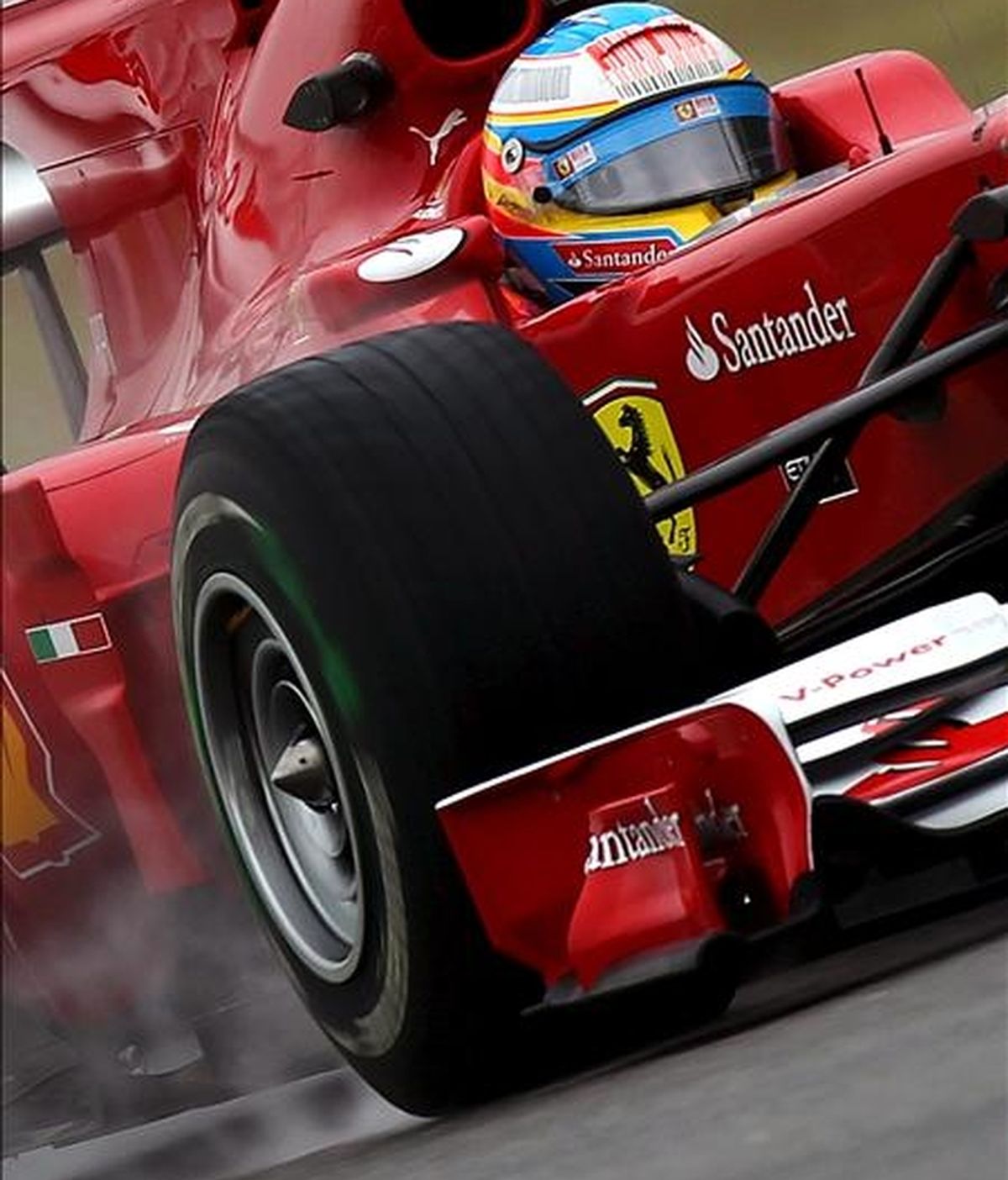 El piloto español de Fórmula Uno Fernando Alonso de Ferrari conduce su monoplaza en el circuito de Hockenheim durante la primera sesión de entrenamientos. El Gran Premio de Alemania se celebra el próximo domingo 25 de julio. EFE