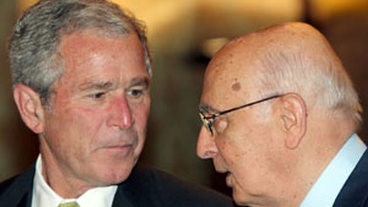 Bush junto al presidente italiano, Giorgio Napolitano. Foto: EFE