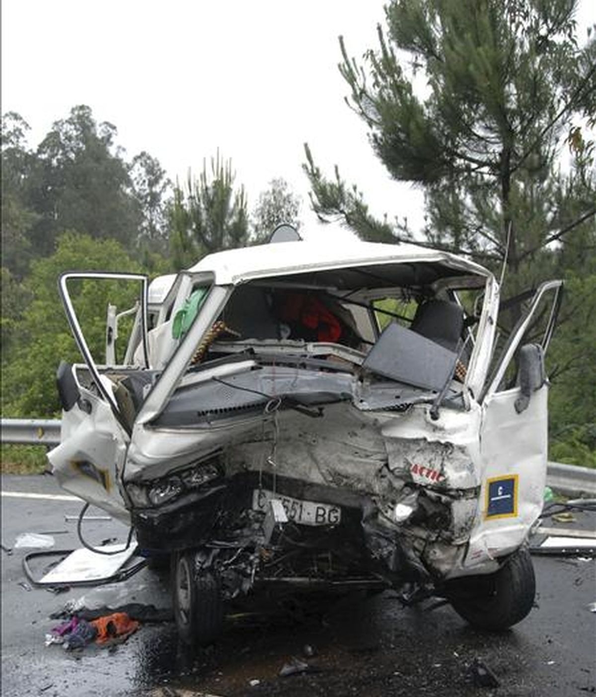 Estado en el que quedó la furgoneta accidentada al chocar contra un coche en Caldas de Reis (Pontevedra). EFE/Archivo