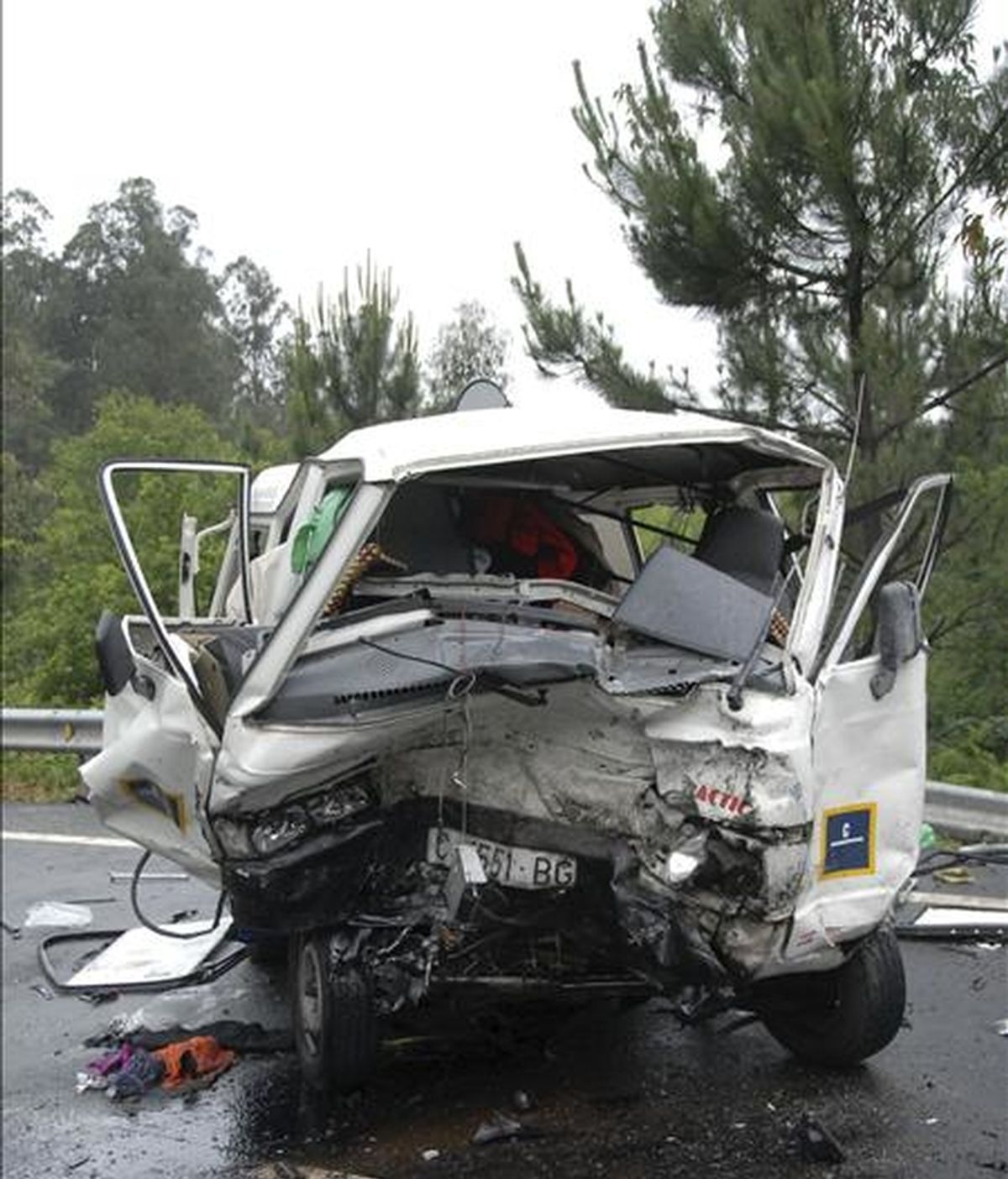 Estado en el que quedó la furgoneta accidentada al chocar contra un coche en Caldas de Reis (Pontevedra). EFE/Archivo Estado en el que quedó la furgoneta accidentada al chocar contra un coche en Caldas de Reis (Pontevedra). EFE/Archivo