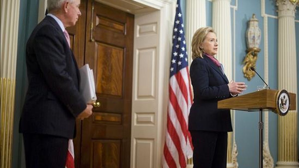 La secretaria de Estado estadounidense, Hillary Clinton (d), se pronuncia sobre la filtración hecha ayer de documentos diplomáticos clasificados de EE.UU. por la web wikileaks, durante una rueda de prensa en la sede del departamento de Estado, en Washington DC, Estados Unidos. EFE