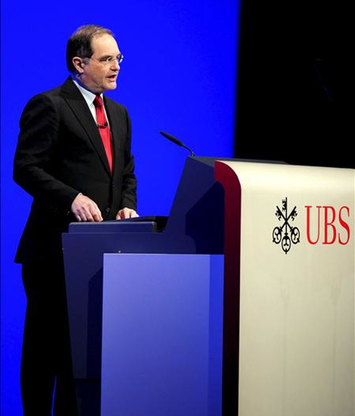 El saliente director general del banco suizo UBS, Peter Kurer, durante su intervención hoy en la Asamblea de Accionistas reunida en Zurich (Suiza). EFE