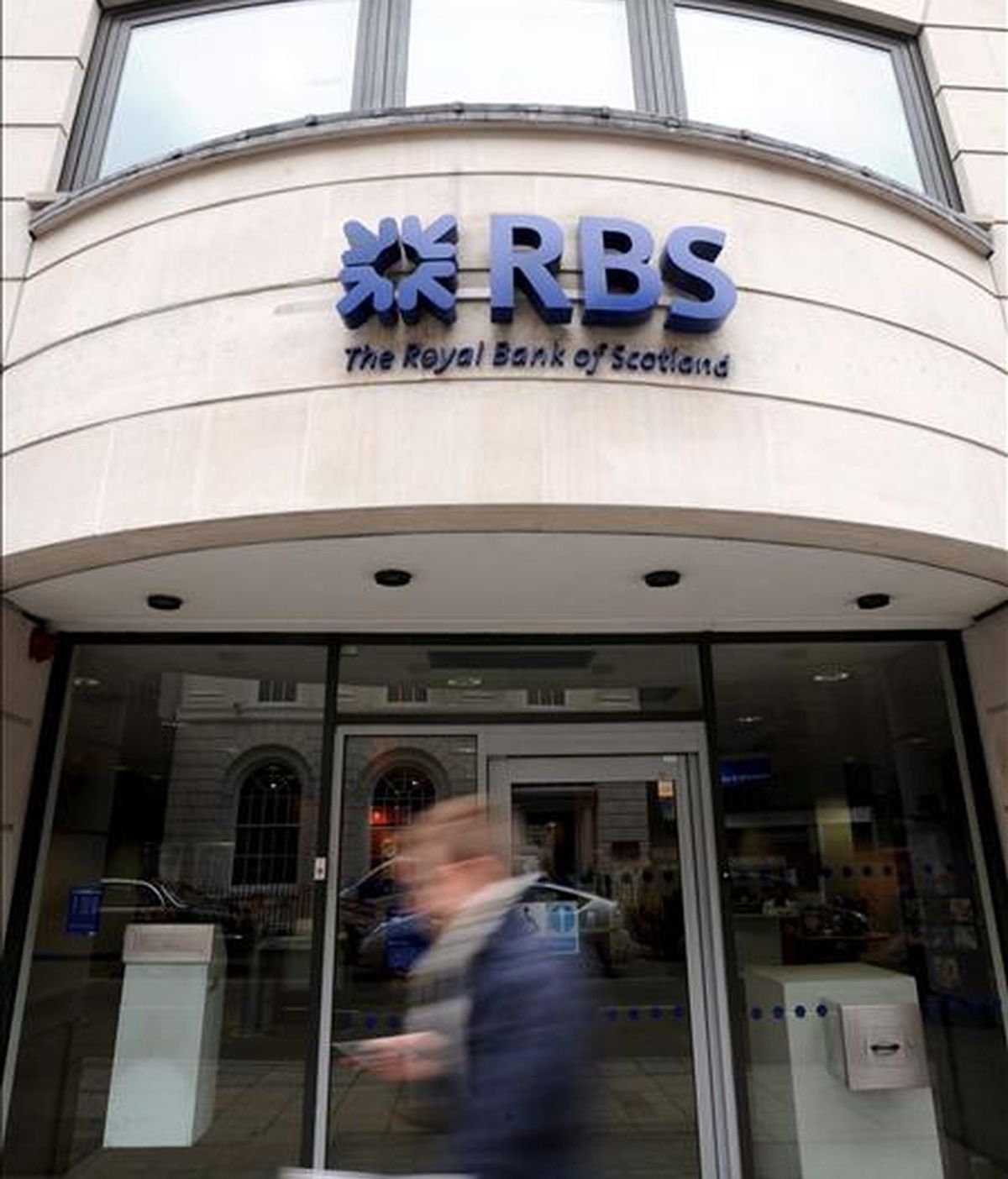 Un hombre pasa delante de una sucursal del Royal Bank of Scotland (RBS) en Londres. EFE/Archivo