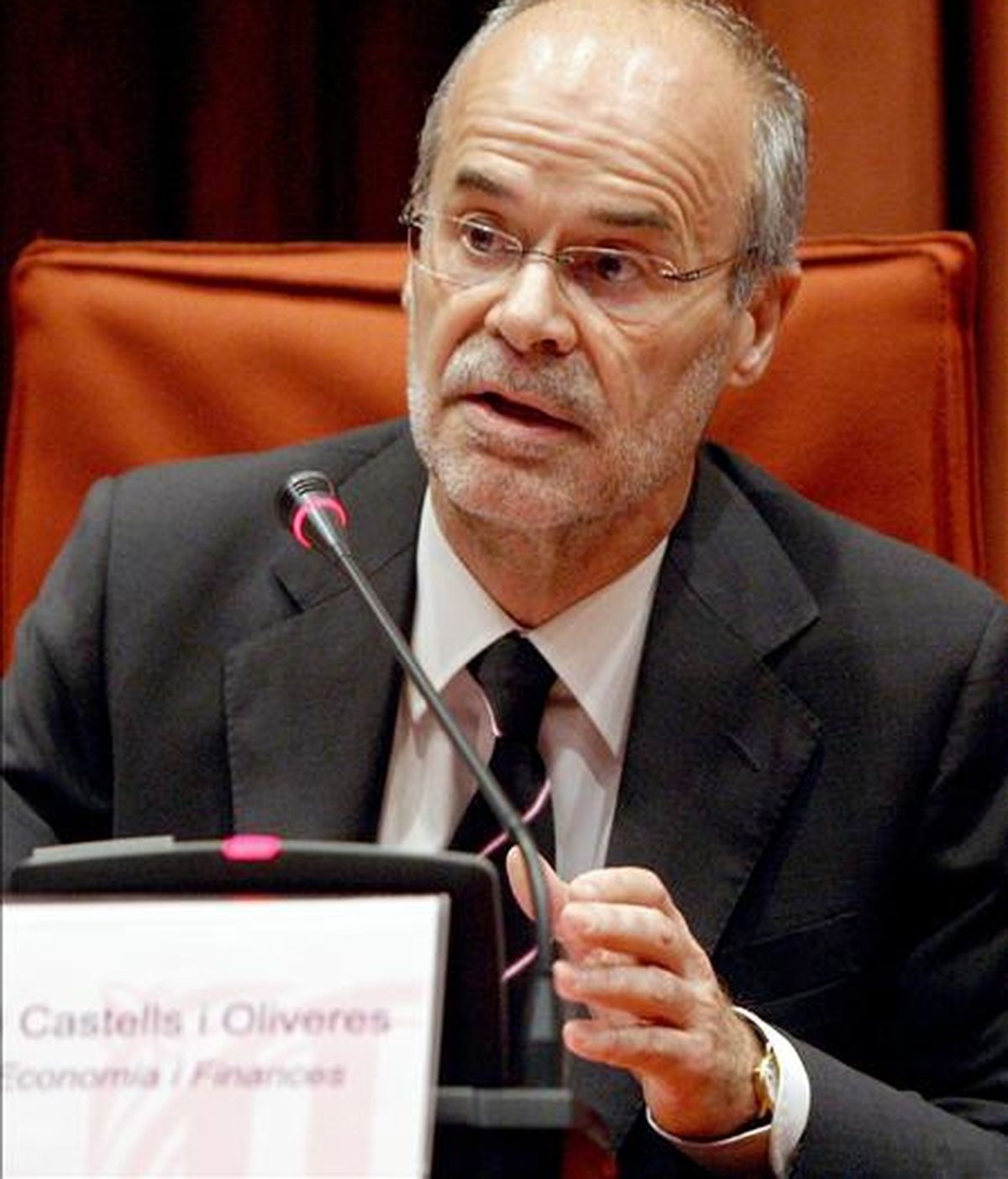 El conseller de Economía y Finanzas, Antoni Castells, durante su declaración ante la comisión de investigación del Parlament de Cataluña sobre el caso Palau de la Musica. EFE