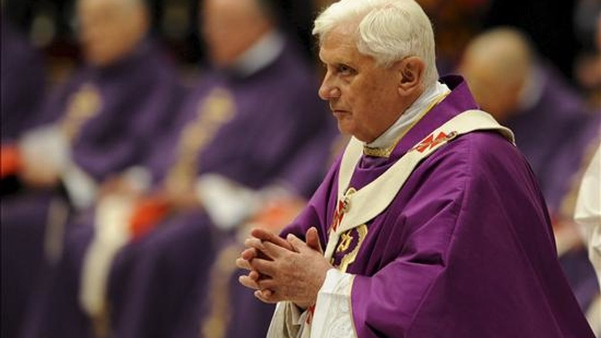 El papa Benedicto XVI oficia una misa en conmemoración del cuarto aniversario de la muerte de su predecesor, Juan Pablo II. EFE