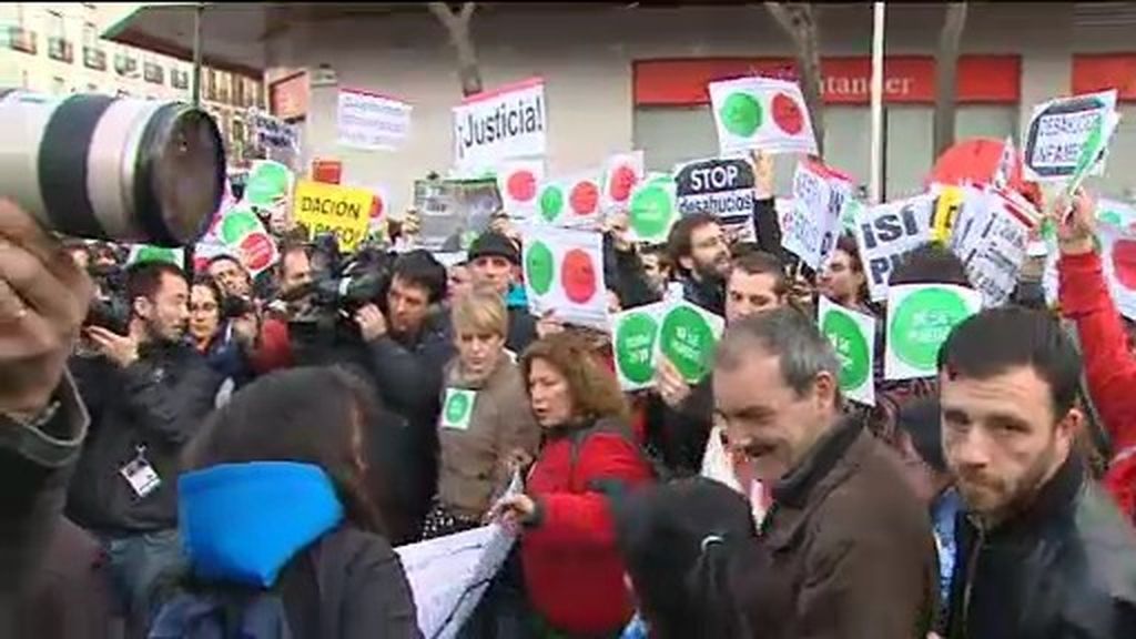 Concentraciones frente a las sedes del PP por su 'no' a la dación en pago