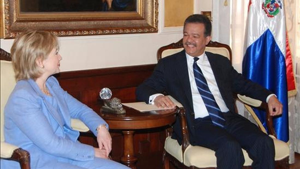 La secretaria de Estado de Estados Unidos, Hillary Clinton (i), se reune con el presidente de República Dominicana, Leonel Antonio Fernández Reyna (d) antes de ofrecer una rueda de prensa conjunta en el Salón de Embajadores, en Santo Domingo (República Dominicana). EFE
