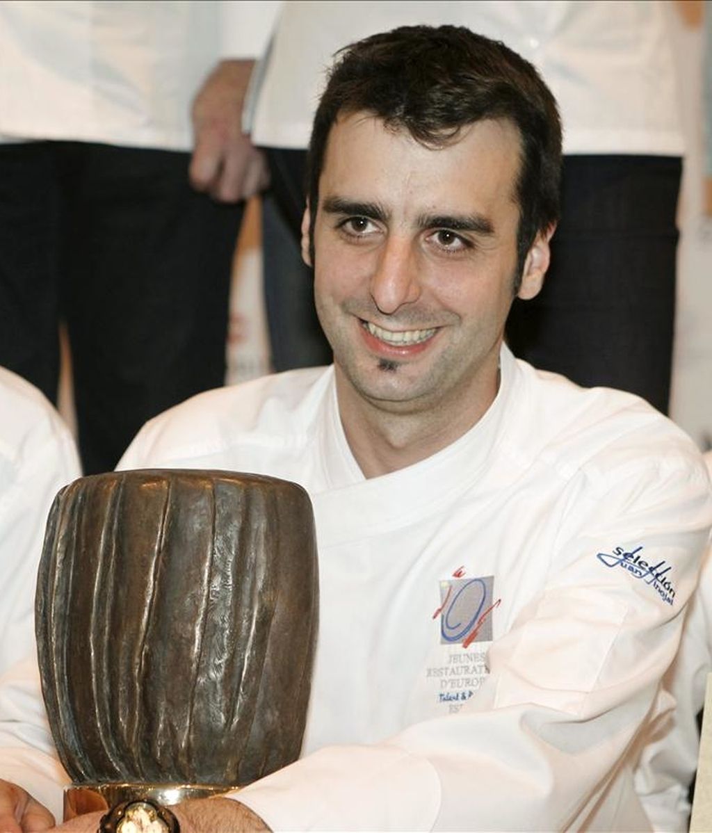 El valenciano Evarist Miralles, del restaurante El Bollit, de Oliva (Valencia), posa tras proclamarse
vencedor del XIII Campeonato de España de Cocineros, hoy en Madrid, con lo que representará a España el año que viene en la fase europea del premio Bocusse D'Or. EFE