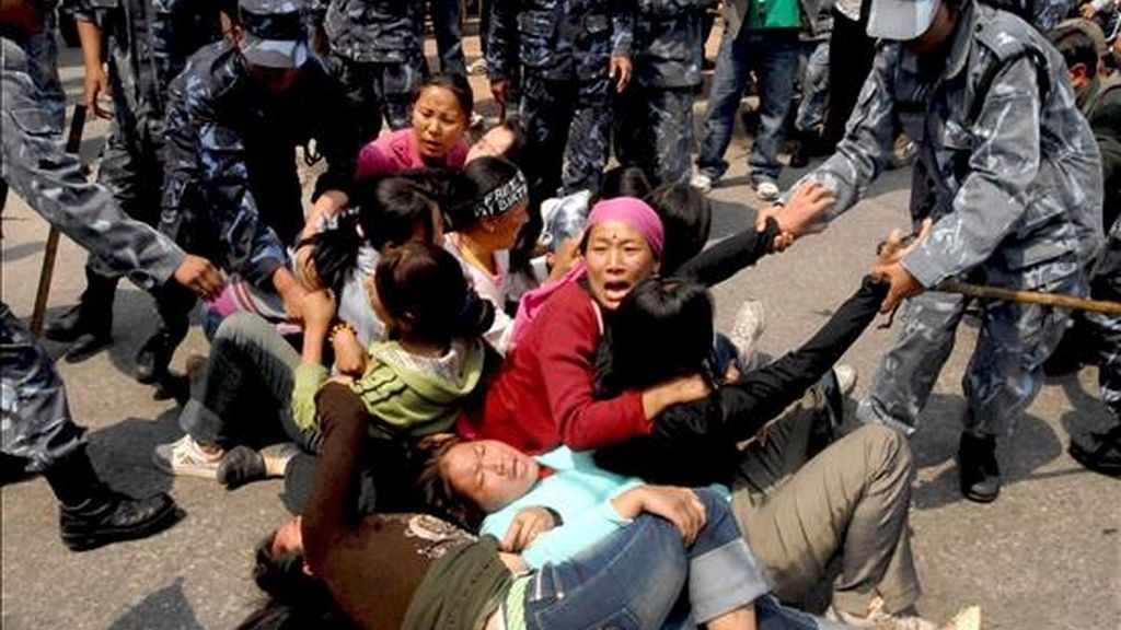 En la magen, captada en marzo de 2008, manifestantes tibetanos gritan consignas mientras son arrestados por la policía durante una manifestación delante de la oficina de visados de la embajada china en Katmandú (Nepal) . EFE/Archivo En la magen, captada en marzo de 2008, manifestantes tibetanos gritan consignas mientras son arrestados por la policía durante una manifestación delante de la oficina de visados de la embajada china en Katmandú (Nepal) . EFE/Archivo