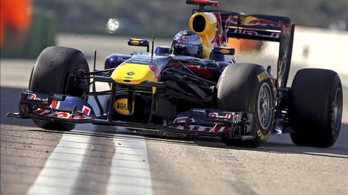 El piloto alemán y vigente campeón del Mundo, Sebastian Vettel, al volante del RB7 de Red Bull, rueda por el "pit lane", durante la primera jornada de entrenamientos de pretemporada del Mundial de Fórmula Uno 2011, en el circuito Ricardo Tormo de Cheste (Valencia). EFE El piloto alemán y vigente campeón del Mundo, Sebastian Vettel, al volante del RB7 de Red Bull, rueda por el "pit lane", durante la primera jornada de entrenamientos de pretemporada del Mundial de Fórmula Uno 2011, en el circuito Ricardo Tormo de Cheste (Valencia). EFE
