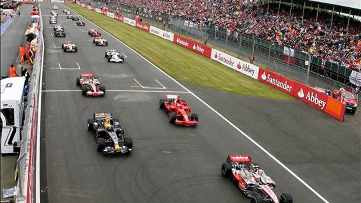 Los pilotos toman la salida al comienzo del Gran Premio de Gran Bretaña de Fórmula Uno disputado en el circuito de Silverstone, en Northamptonshire (Reino Unido) el pasado domingo. EFE/Archivo