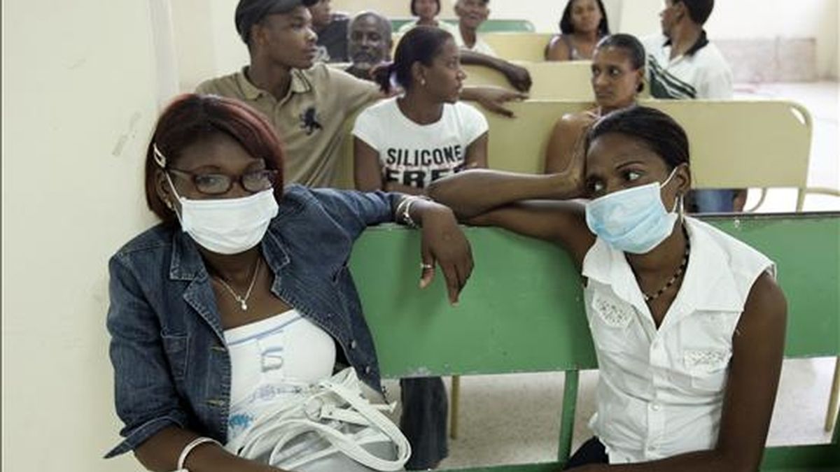 Dos mujeres utilizan tapabocas ayer en un consultorio médico como medida preventiva contra el virus AH1N1 en Santo Domingo (República Dominicana). EFE