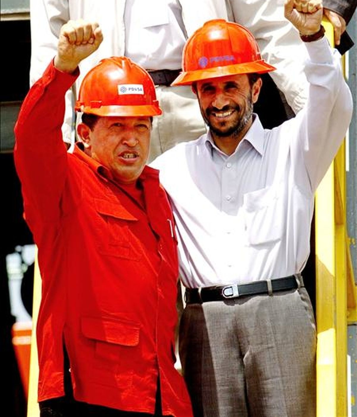 El presidente venezolano, Hugo Chávez, y su homólogo iraní, Mahmud Ahmadineyad, durante una visita a unas instalaciones petroleras en Venezuela en el año 2006. EFE/Archivo