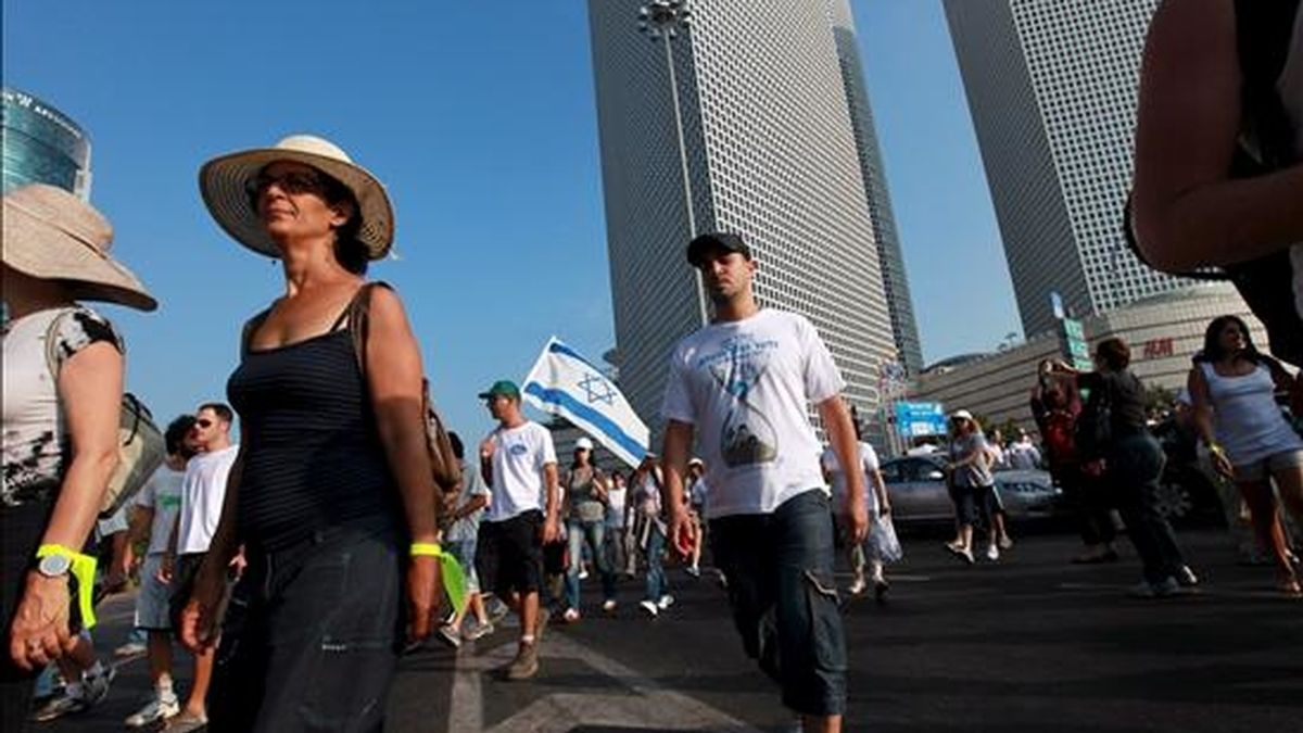 Vista de la marcha por la liberación del soldado Gilad Shalit a su salida de Tel Aviv con destino a Jerusalén (Israel), ayer mertes 6 de julio. EFE