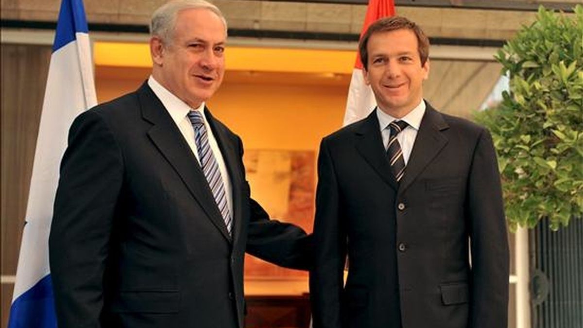 El primer ministro israelí, Benjamín Netanyahu (i), conversa con su homólogo húngaro, Gordon Bajnai, durante la ceremonia de bienvenida, en Jersualén (Israel), el 23 de junio. EFE