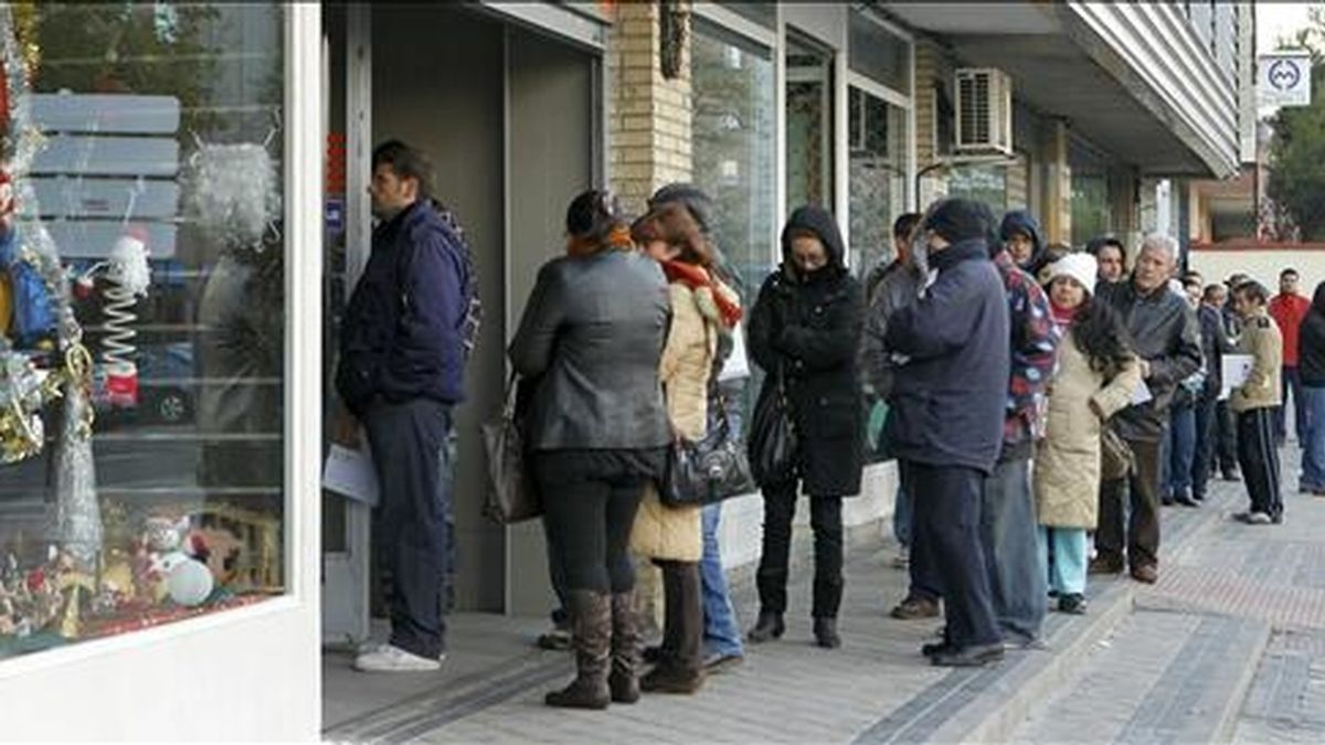 En la imagen, gente haciendo cola para entrar en una oficina de empleo en Madrid. EFE/Archivo En la imagen, gente haciendo cola para entrar en una oficina de empleo en Madrid. EFE/Archivo