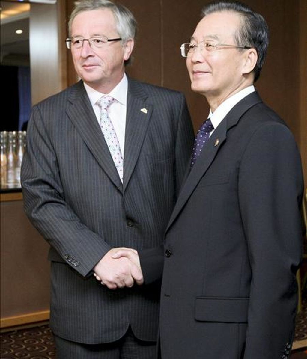 El primer ministro chino, Wen Jiabao (dcha), saluda a su homólogo luxemburgués, Jean-Claude Juncker, presidente del Eurogrupo, durante la reunión financiera de la "troika" celebrada hoy, martes, 5 de octubre de 2010 en el ámbito de la cumbre de líderes de Europa y Asia (ASEM) en Bruselas (Bélgica). Los jefes de Estado y Gobierno de más de 40 países de Europa, Asia y Oceanía debaten hoy la coordinación de sus políticas para afianzar la recuperación económica global, sobre la que aún pesan incertidumbres. EFE El primer ministro chino, Wen Jiabao (dcha), saluda a su homólogo luxemburgués, Jean-Claude Juncker, presidente del Eurogrupo, durante la reunión financiera de la "troika" celebrada hoy, martes, 5 de octubre de 2010 en el ámbito de la cumbre de líderes de Europa y Asia (ASEM) en Bruselas (Bélgica). Los jefes de Estado y Gobierno de más de 40 países de Europa, Asia y Oceanía debaten hoy la coordinación de sus políticas para afianzar la recuperación económica global, sobre la que aún pesan incertidumbres. EFE
