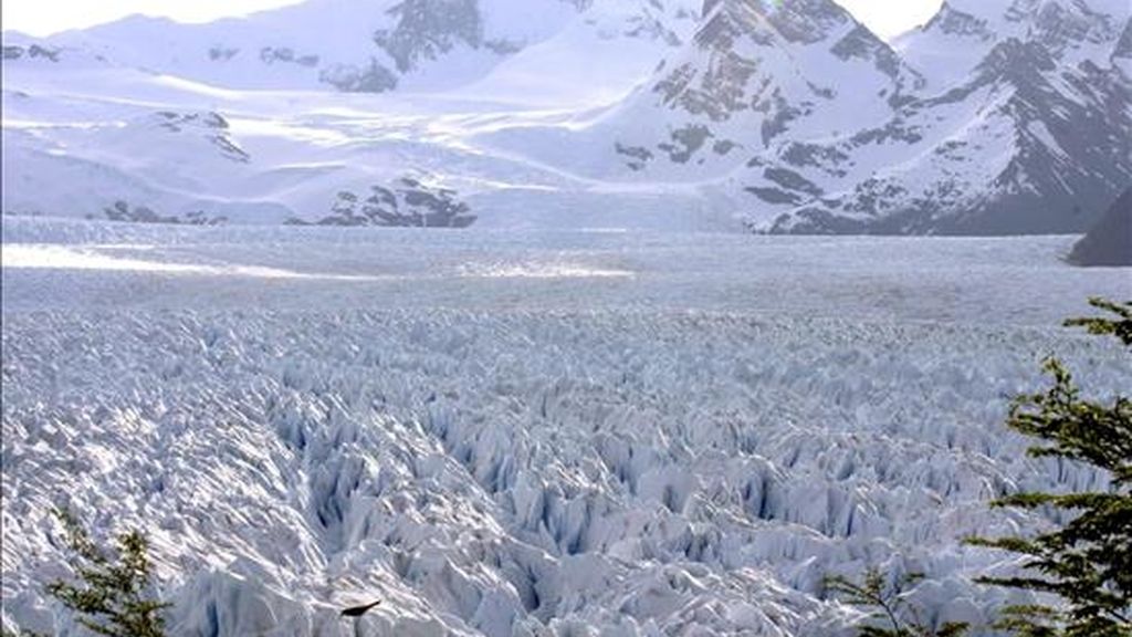 Argentina aprueba una ley que protege los glaciares pero divide las ...