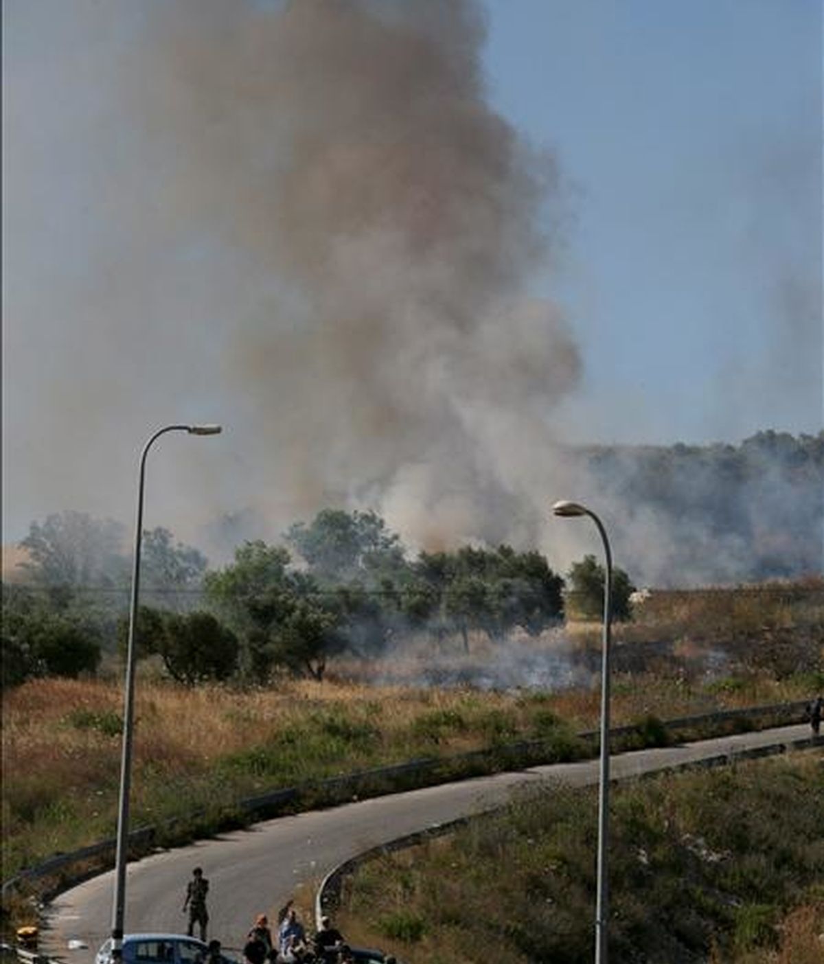 Una columna de humo emerge hoy de un campo palestino tras ser incendiado por colonos del asentamieto de Yetshar cerca de la ciudad cisjordana de Naplusa. EFE
