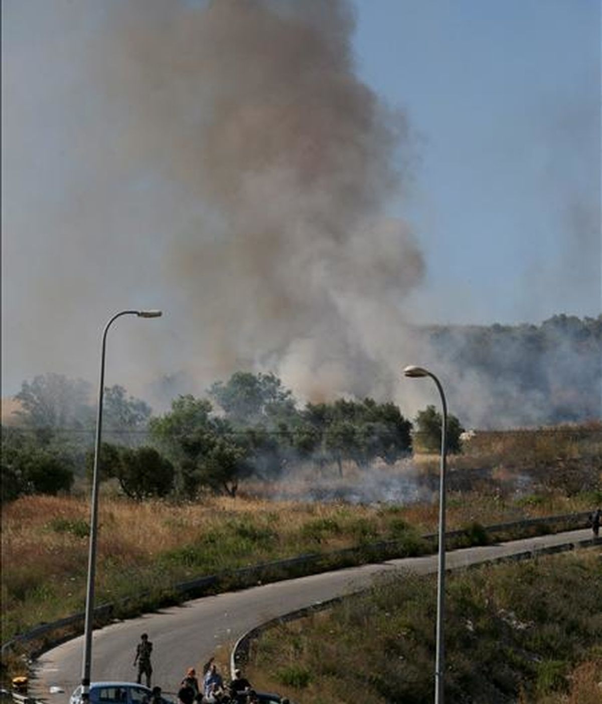 Una columna de humo emerge hoy de un campo palestino tras ser incendiado por colonos del asentamieto de Yetshar cerca de la ciudad cisjordana de Naplusa. EFE Una columna de humo emerge hoy de un campo palestino tras ser incendiado por colonos del asentamieto de Yetshar cerca de la ciudad cisjordana de Naplusa. EFE