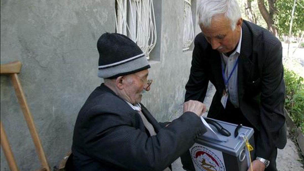 Un anciano ejerce su derecho al voto en la localidad de Tskhinvali, Osetia del Sur. EFE