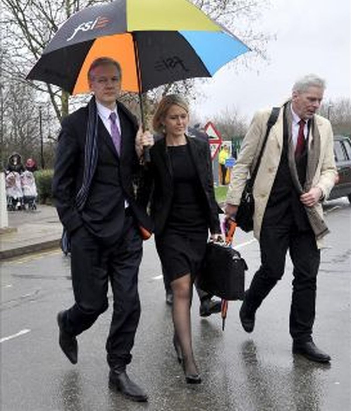 El fundador de Wikileaks, Julian Assange (i), acompañado por la abogada Jennifer Robinson y el portavoz de Wikileaks, Kristinn Hrafnsson. Foto: archivo EFE