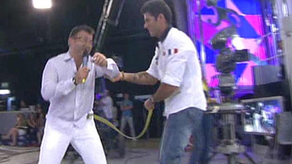 ¡Faldas arriba! ¡Pantalones abajo!