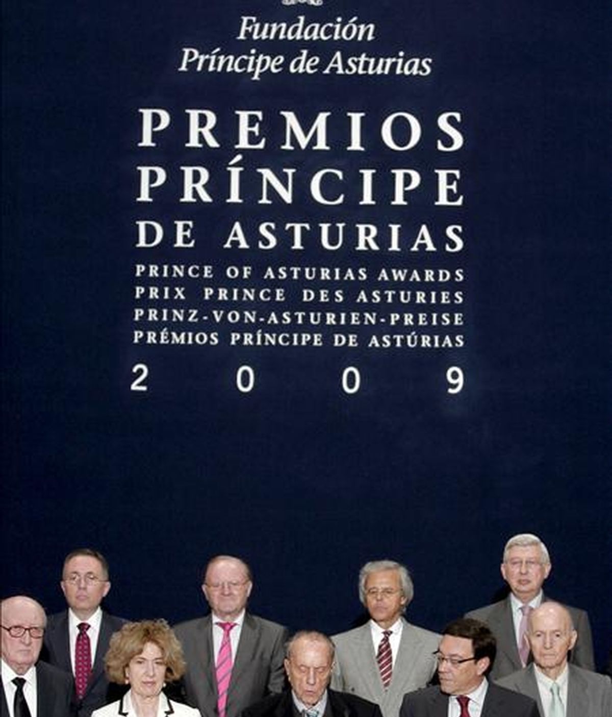 El jurado del Premio Príncipe de Asturias de Ciencias Sociales 2009 presidido por el ex ministro Manuel Fraga (c). EFE/Archivo
