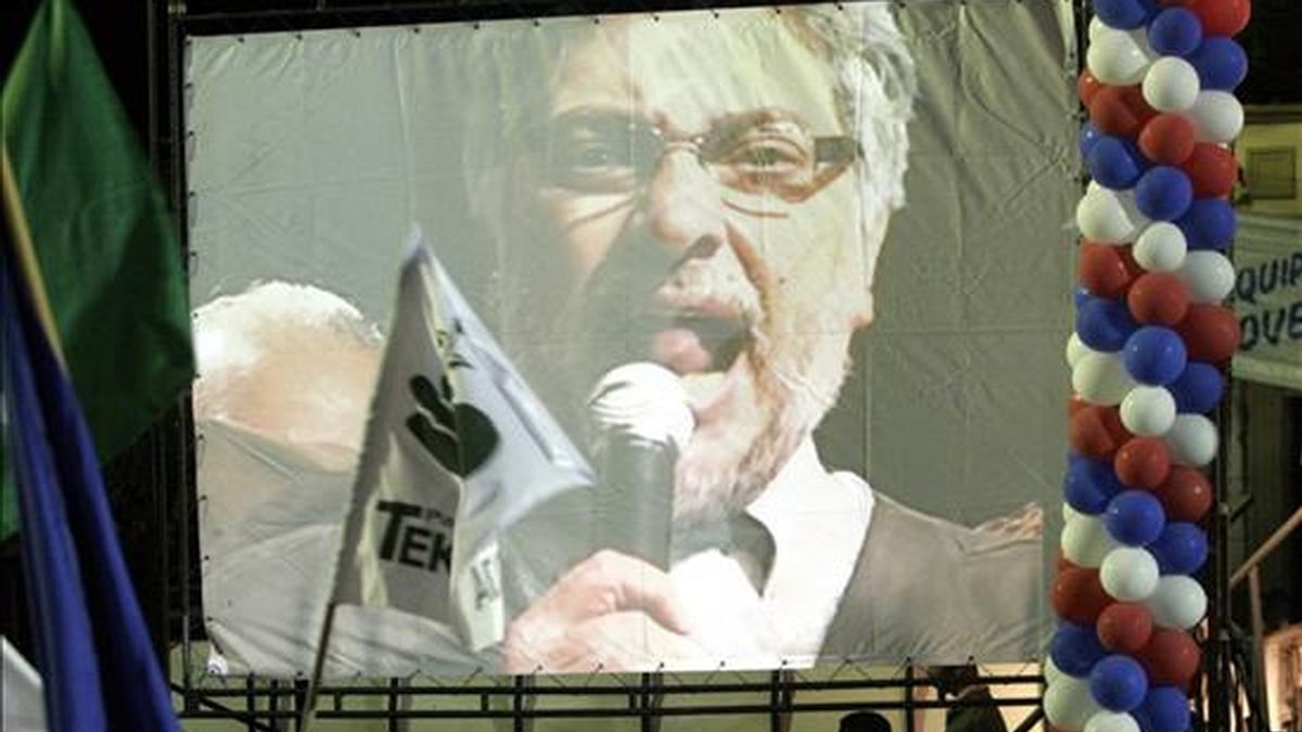 El presidente de Paraguay, Fernando Lugo, aparece dando un discurso en una pantalla el 20 de abril de 2009, en una plaza de la localidad de San Lorenzo (Paraguay), durante la celebración del primer aniversario de su triunfo en los comicios generales. EFE/Archivo